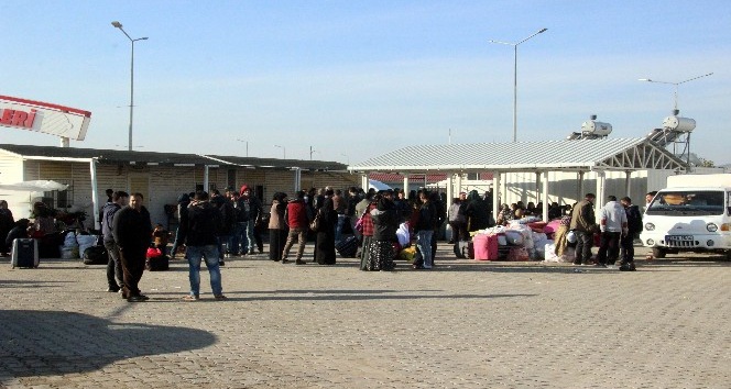Suriyeliler halay çekerek ülkelerine gitti