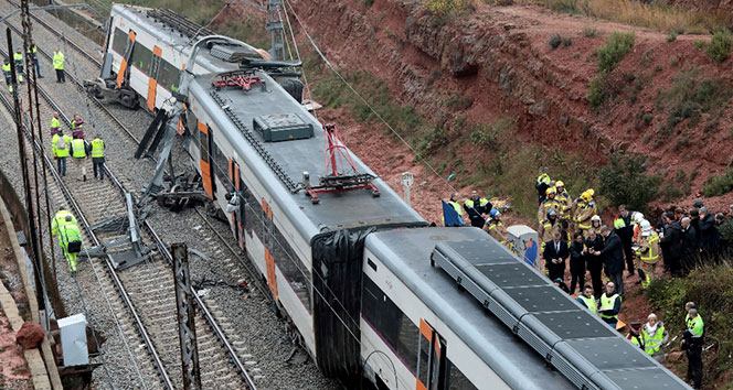 İspanya’da yolcu treni raydan çıktı: 1 ölü, 44 yaralı
