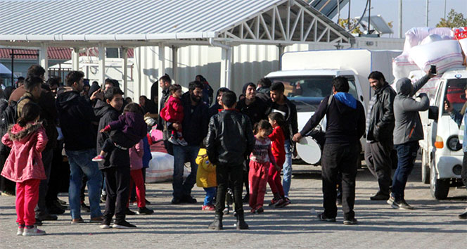 Suriyeliler halay çekerek ülkelerine gitti