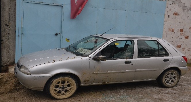 Manisa’da park halindeki otomobil kurşunlandı