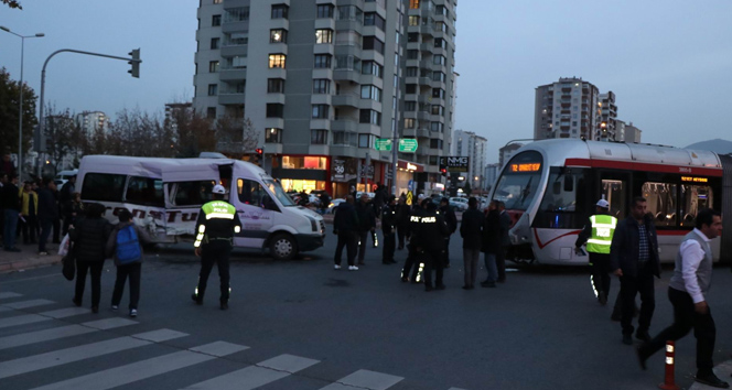 Kayseri&#039;de tramvay öğrenci servisine çarptı: 6 yaralı
