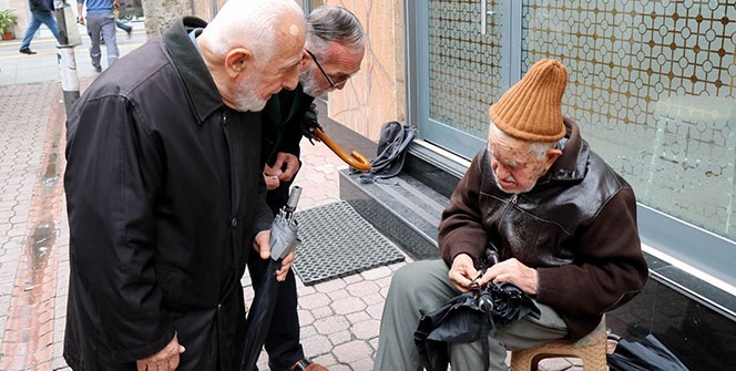 90 yaşında... Mecbur başında bekliyorlar! Bunu yapan tek kişi o...