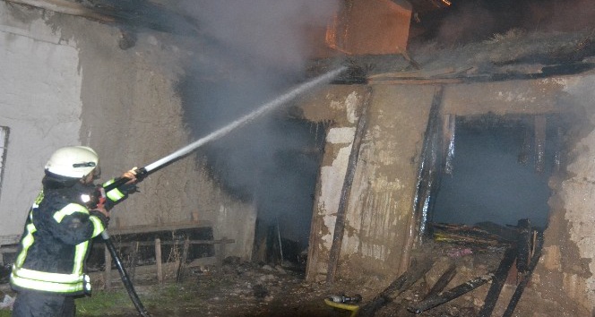 Karaman’da kerpiç evin çatısında çıkan yangın korkuttu