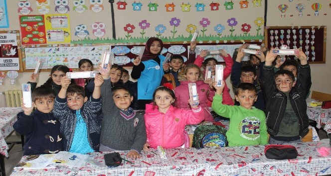 Erzincan’da kırtasiye seti öğrencilere dağıtıldı