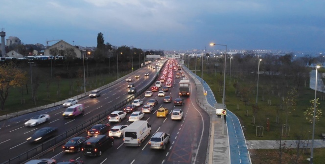 Avrasya Tüneli’nin girişindeki trafik çilesi havadan görüntülendi