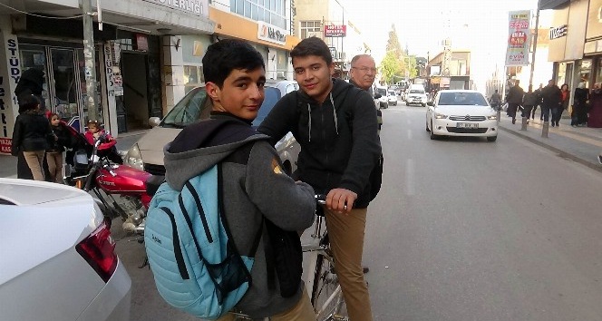 Bisikleti çalınan öğrenciler okula yürüyerek gidiyor