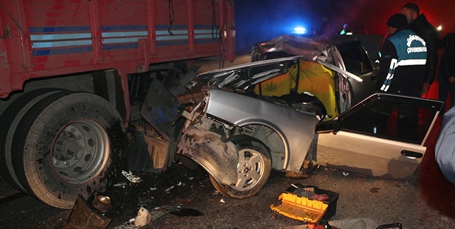 Tıra arkadan çarpan araç hurdaya döndü: 1 ağır yaralı