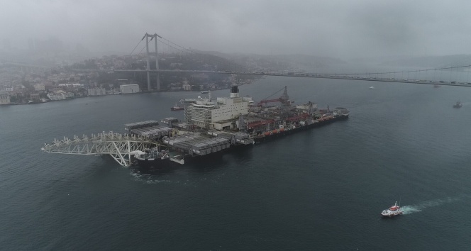 Dünyanın en büyük gemisi İstanbul Boğazı&#039;ndan böyle geçti