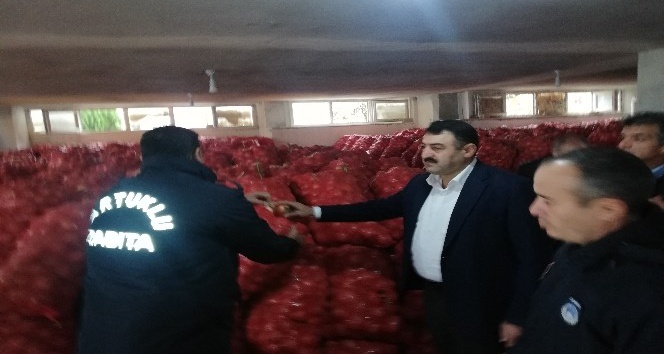 Mardin’de soğan stokçusuna yapılan baskında 100 ton soğan bulundu