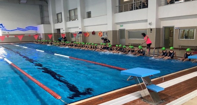 18 okuldan bin 200 öğrenciye yüzme dersi