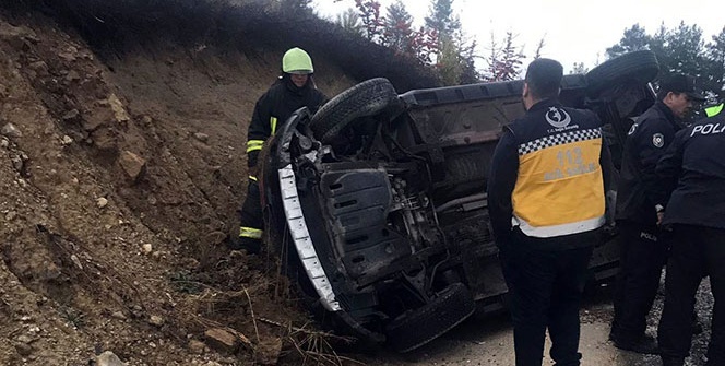 Otomobil şarampole devrildi: 2 yaralı...