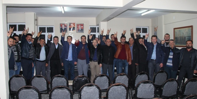 8 üye partisinden istifa edip MHP'ye geçti