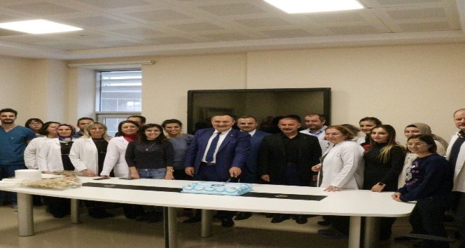 Sağlık-Sen, Diş Hekimleri Gününü pasta keserek kutladı
