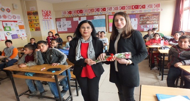 Malazgirt’te okul aile birliği başkanı öğretmenlere çiçek dağıttı