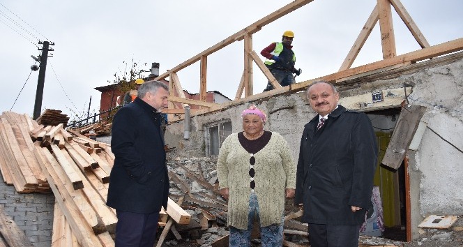 Evinin çatısı kullanılamaz halde olan yaşlı kadına belediye sahip çıktı