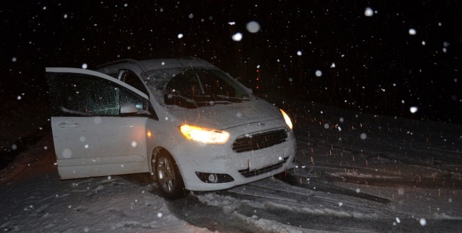 Kar ve tipi nedeniyle araçlar mahsur kaldı
