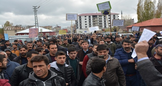Ağrı’da elektrik protestosu sırasında 1 kişi kalp krizinden öldü