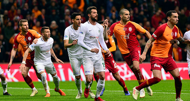 Bu sezon Galatasaray rakipleri iki kez kendi kalesine attı