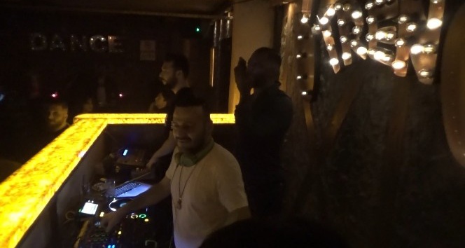 Pascal Nouma sahnede sevgilisi ile görüntülü sohbet etti