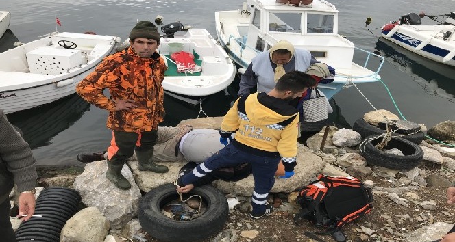 Tekneyi bağlarken fenalaşan vatandaş denize düştü