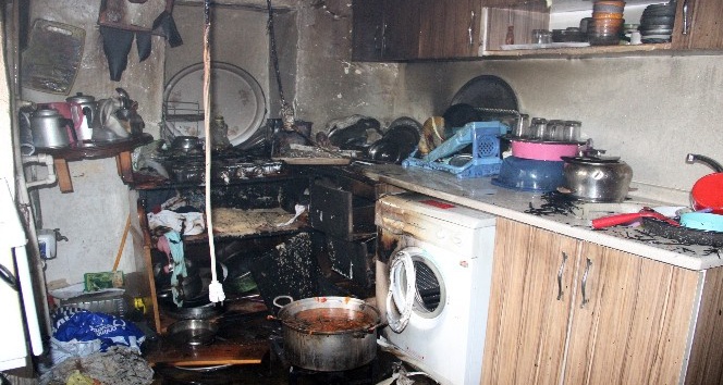 Ocakta unutulan yemek mutfağı yaktı
