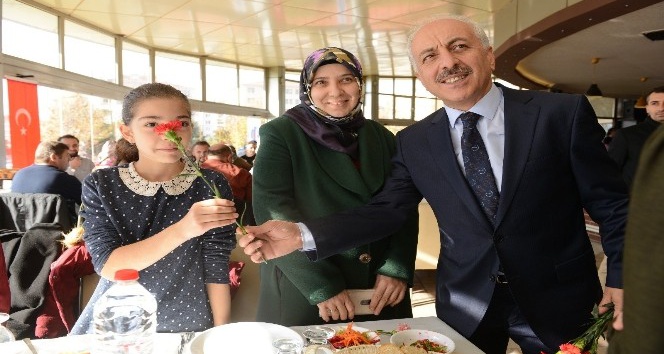 Başkan Gül’den öğretmenlere yemek