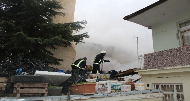 Karaman’da kömürlük yangını camiye sıçramadan söndürüldü