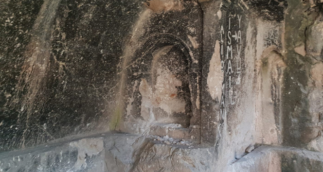 Helenistik dönem kaya mezarı kaderine terk edildi