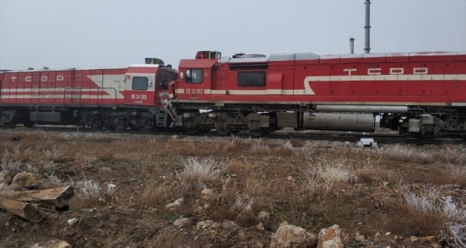 Sivas&#039;ta yolcu treni ile yük treni çarpıştı: 14 yaralı