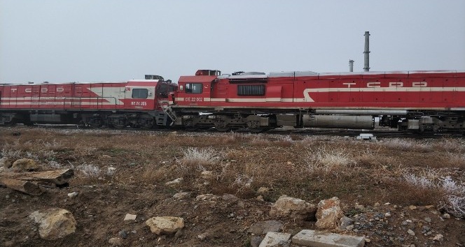 İki lokomotif aynı rayda çarpıştı