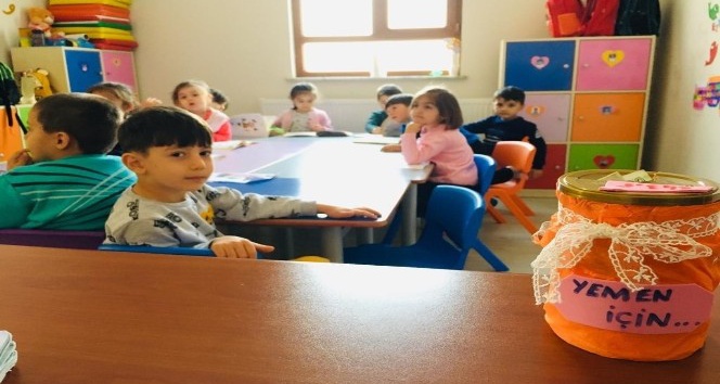 Minik yürekler harçlıklarını Yemen için biriktirdi