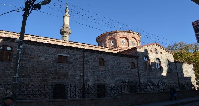 Trabzon’da restorasyonu tamamlanan Ortahisar Büyük Fatih Camii ibadete açıldı