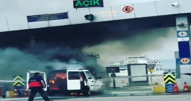 Feribot gişesinde yanan araç paniğe sebep oldu