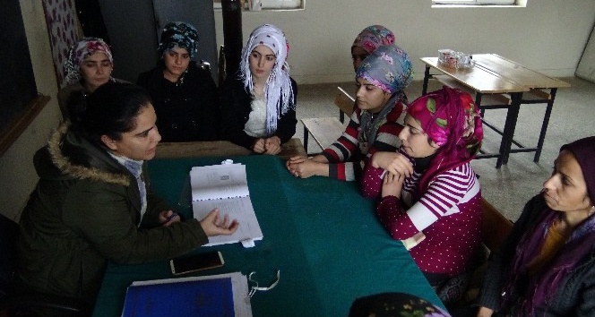 Köyde genç kızlara çocuk gelişimi eğitimi