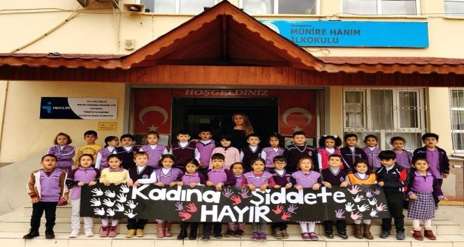 Öğrencilerden kadına şiddete koreografili tepki