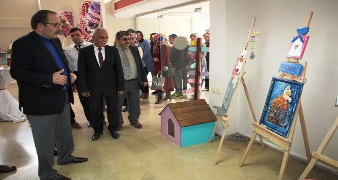 İskenderun’da engelli kursiyerler el sanatları sergisi açtı