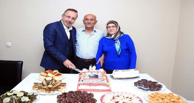 50.Evlilik yıldönümü pastasını Nevşehir Belediye Başkanı Seçen ile birlikte kestiler