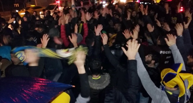 Fenerbahçeli taraftarlar Ersun Yanal için toplandı