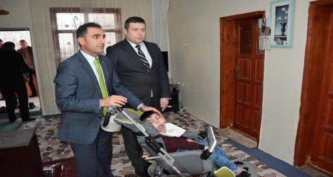 Kaymakam Alibeyoğlu’ndan engelli çocuğa tekerlekli sandalye jesti