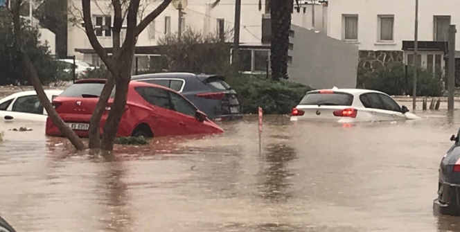 Bodrum sular altında kaldı! Fındık büyüklüğünde dolu yağdı...