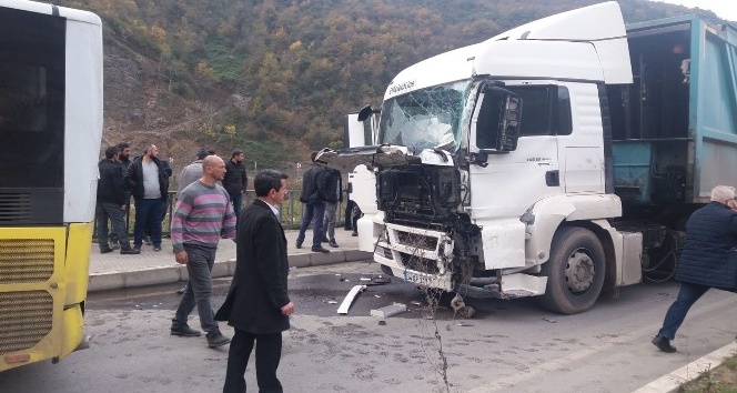Trabzon’da belediye yolcu otobüsüne tır çarptı: 9 yaralı