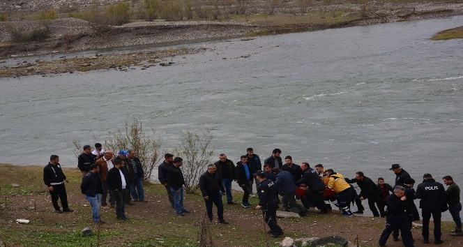 Herkesin gözü önünde köprüden atladı