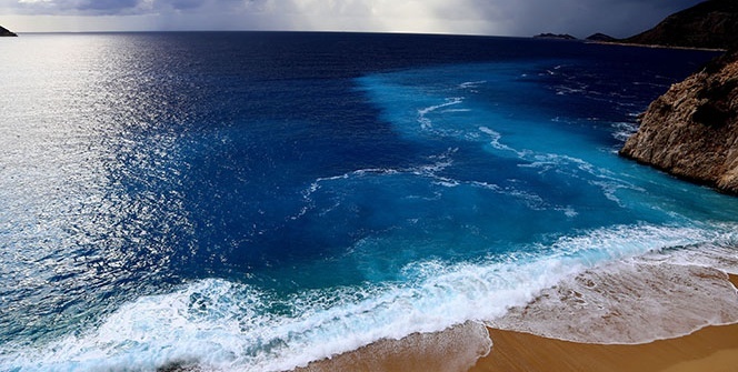 Dünyaca ünlü plaj turkuaz rengine bürüdü