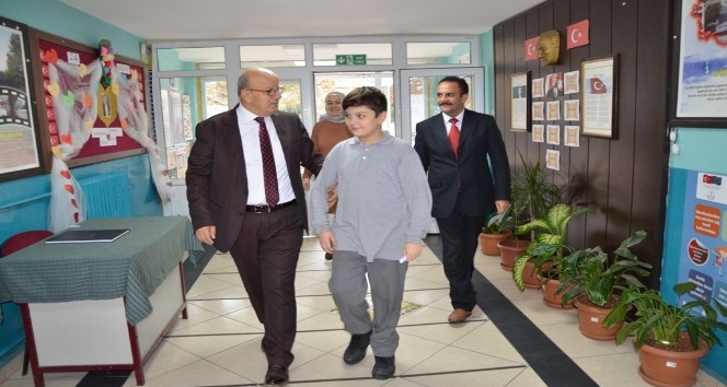 Okul başkanı vaatleri için belediye başkanından destek istedi