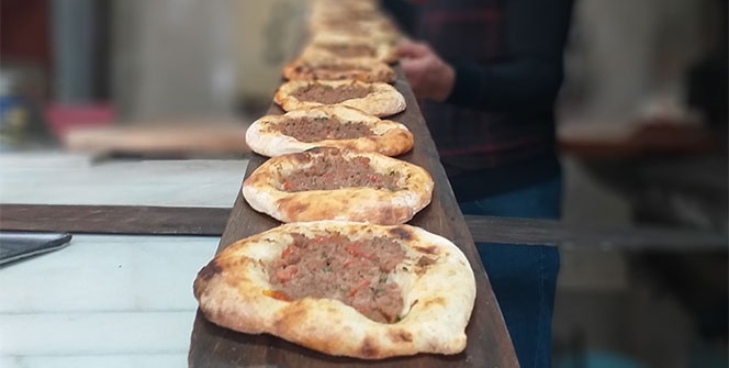 Bursa’nın meşhur cantığından bir oturuşta 10 tane yiyen para ödemiyor