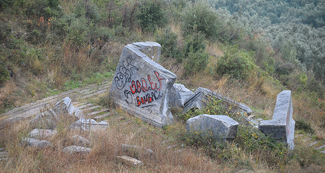 5 metrelik kral mezarı mezbeleliğe döndü