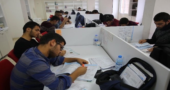 Haliliye’de gençler kütüphanelerde sınava hazırlanıyor