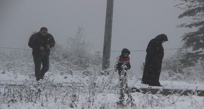 Vatandaşlar Bolu Dağı’nda durdu karda fotoğraf çektirdi