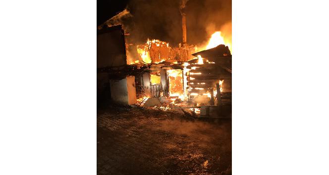 Koyulhisar’da yangın: 7 ev kullanılamaz hale geldi
