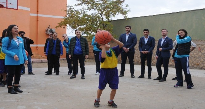 Kadın basketbolcular kırsal okullarda top dağıtıyor